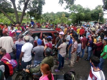 21.09.20 Vecinos de San Silvestre, Barinas denuncian irregularidades en la venta de bombonas de gas. Foto: UNT